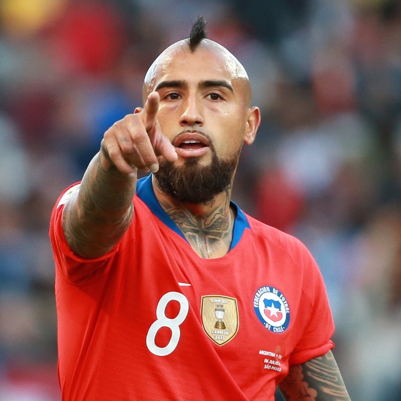 De saída da Inter, Vidal fica entre dois clubes