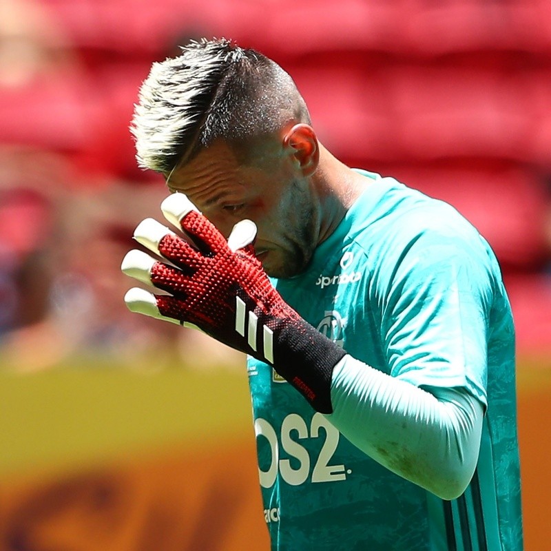 Dois nomes estão na mira do Flamengo para o lugar de Diego Alves