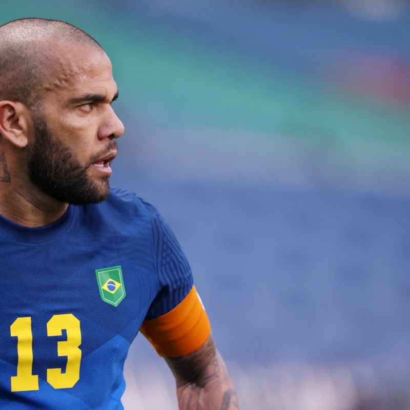 Clube brasileiro tenta atravessar o Flamengo e fechar com Daniel Alves