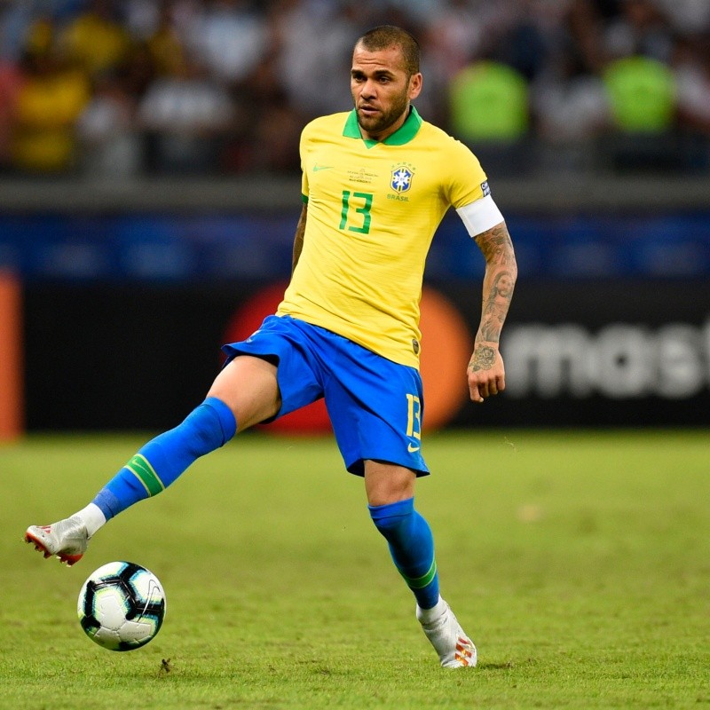 Gigante brasileiro oficializa proposta por Daniel Alves