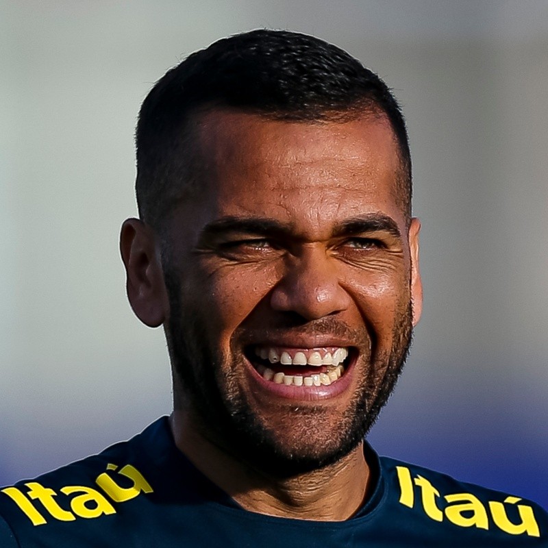 Daniel Alves faz duas exigências para assinar com novo clube