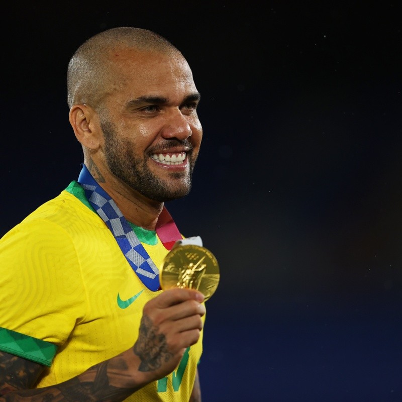 Na mira de gigantes, Daniel Alves define seu futuro