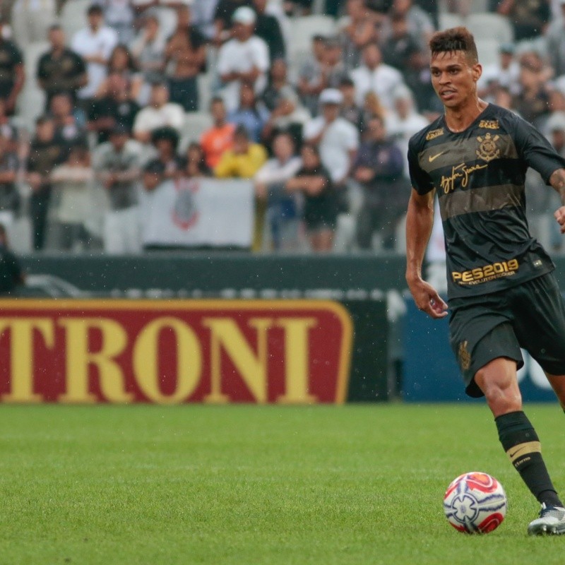 Santos encaminha contratação de volante do Corinthians