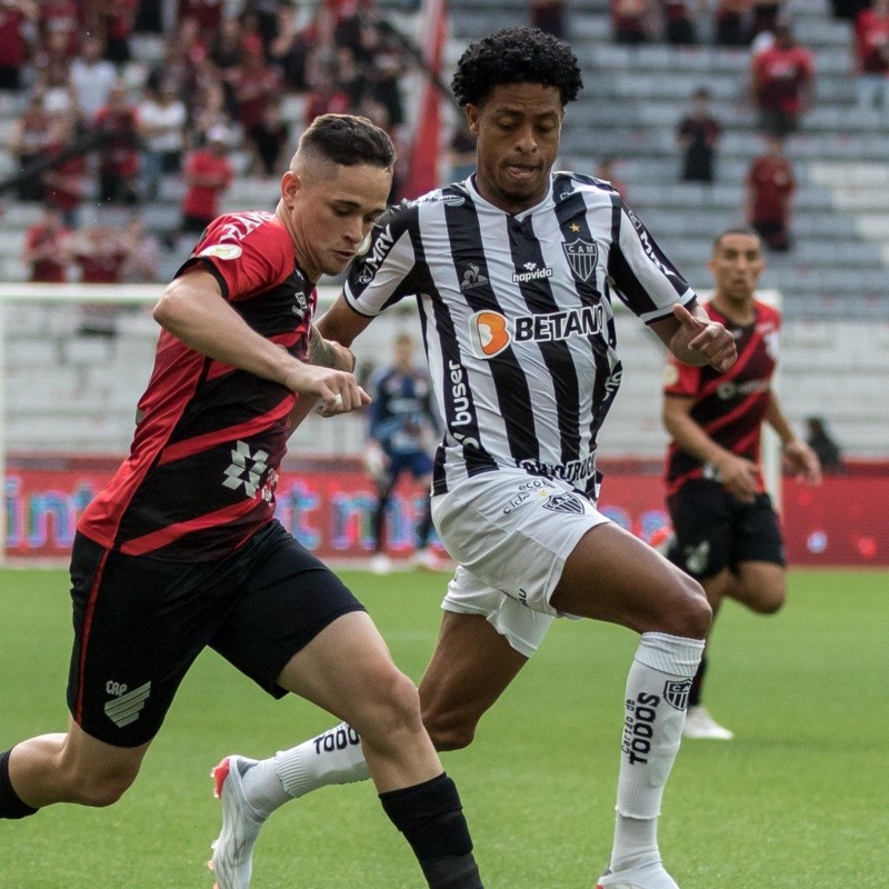 Classificados para a Libertadores, Galo e Furacão brigam por status e dinheiro