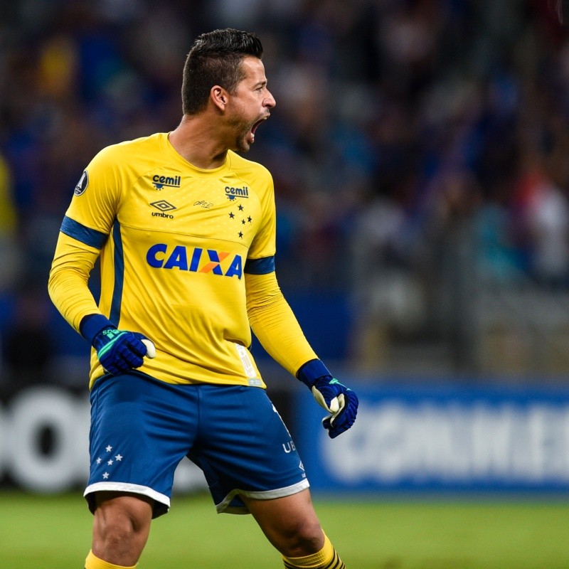 Torcida do Cruzeiro se revolta após gestão de Ronaldo descartar goleiro Fábio