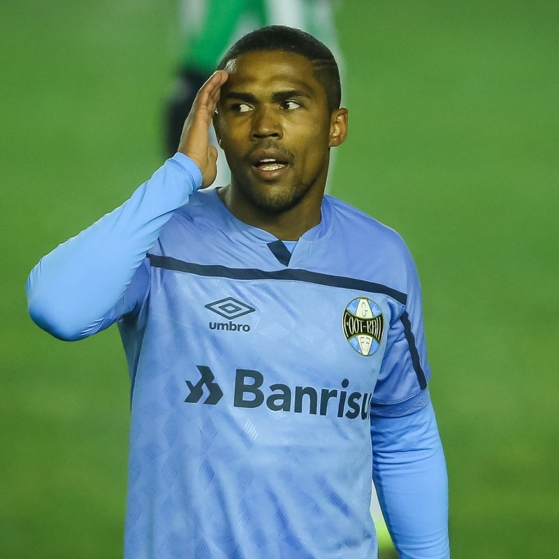 Treta de novo? Douglas Costa marca nova festa de casamento sem aval do Grêmio