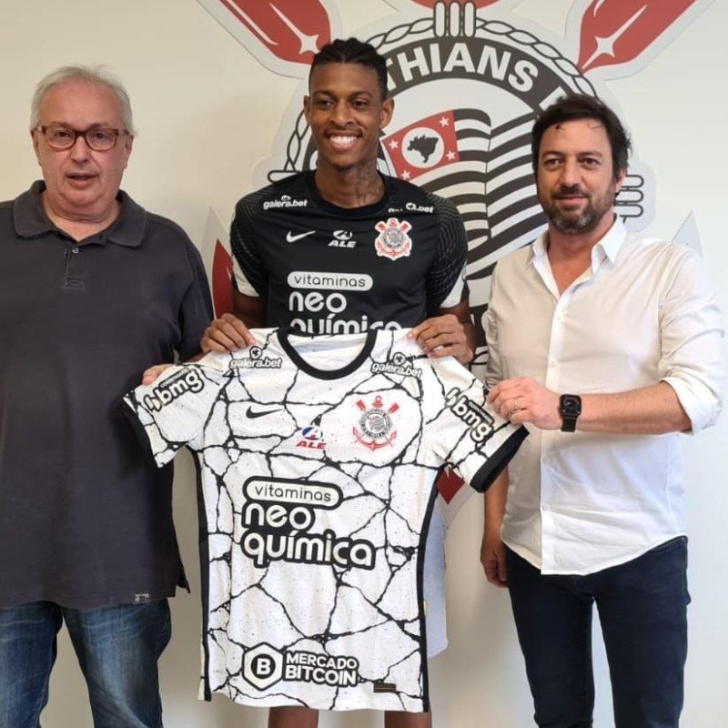 Corinthians anuncia contratação de jogador para posição pedida por Sylvinho