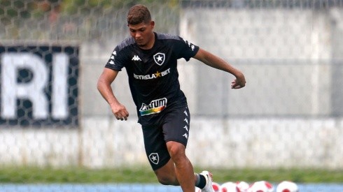 Erison já treina com os novos companheiros (Foto: Vitor Silva/Botafogo)