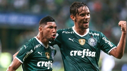 Rony e Scarpa comemoram um dos gols da vitória do Palmeiras (Foto: Marcello Zambrana/AGIF)