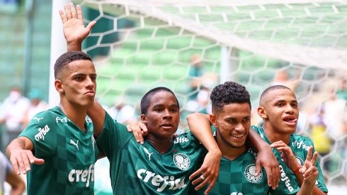 Jogadores do Palmeiras comemoram gol na decisão da Copinha (Foto: Marcello Zambrana/AGIF)