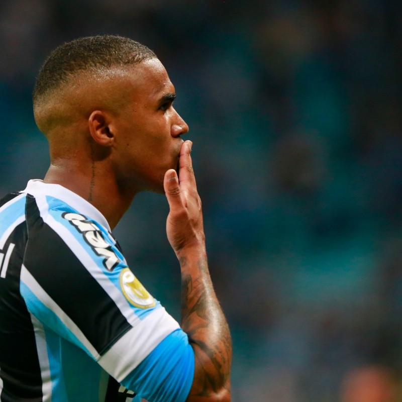 Douglas Costa abre o jogo sobre saída do Grêmio e 'cutuca' Pedro Geromel