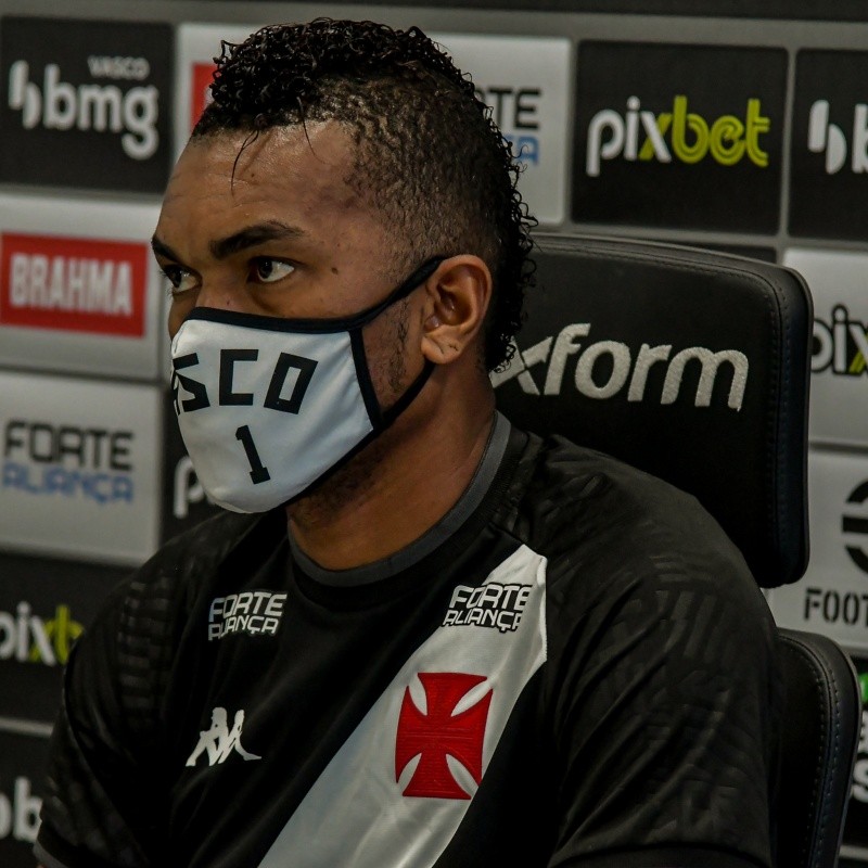 Vai ficar? Vasco tem interesse em renovar contrato com zagueiro