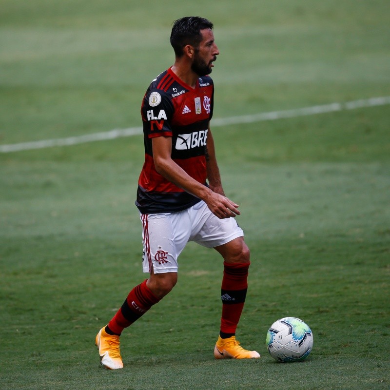 Fora dos planos do Flamengo, Isla pode disputar a Libertadores por outro clube