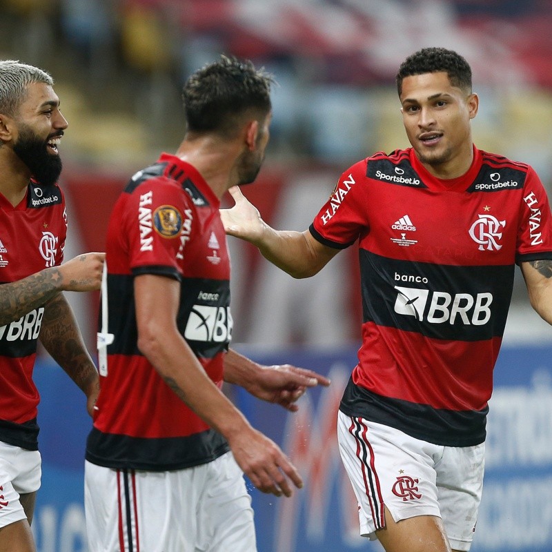 Após relatar virose, jogador do Flamengo aparece em festa e deve sofrer punição da diretoria