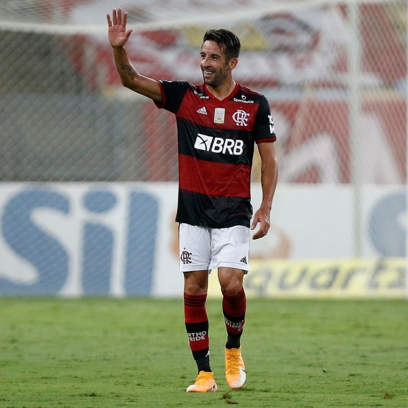 Fora dos planos do Flamengo, Isla pode acertar com outro gigante brasileiro