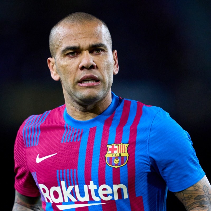 Mais já? Barcelona toma decisão importante sobre o futuro de Daniel Alves no clube