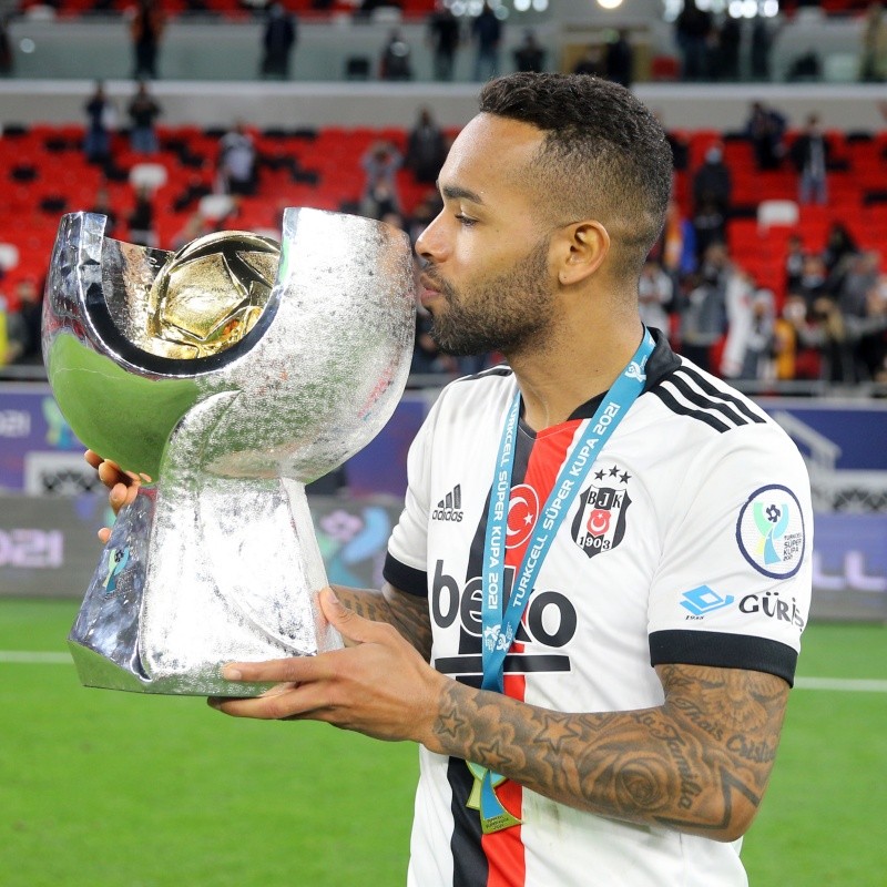 Gigante brasileiro prepara proposta para contar com o futebol de Alex Teixeira