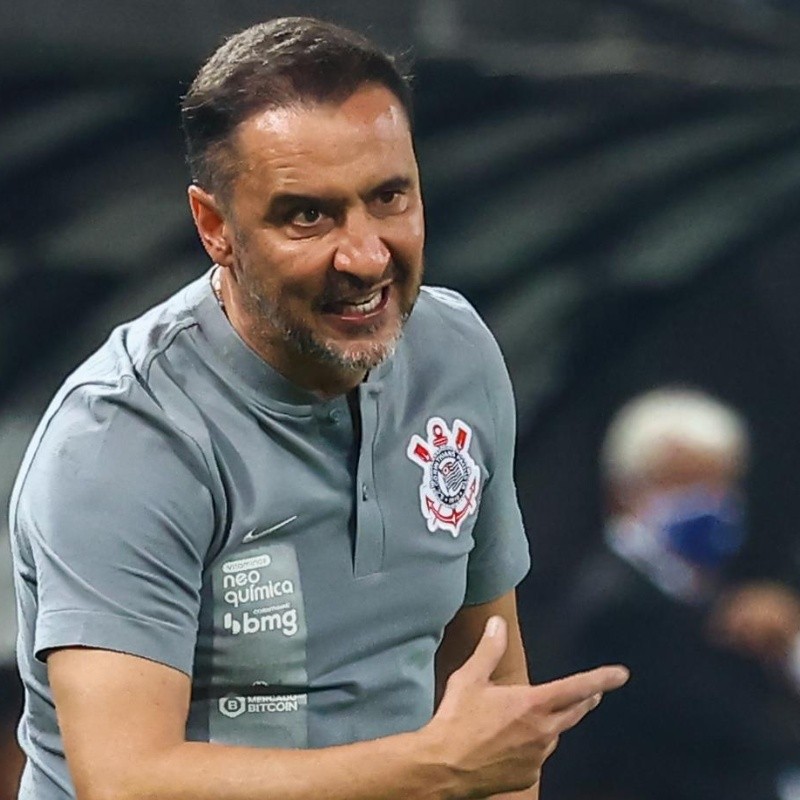 Vítor Pereira elogia atuação do Corinthians e exalta torcida: “Ambiente mágico”