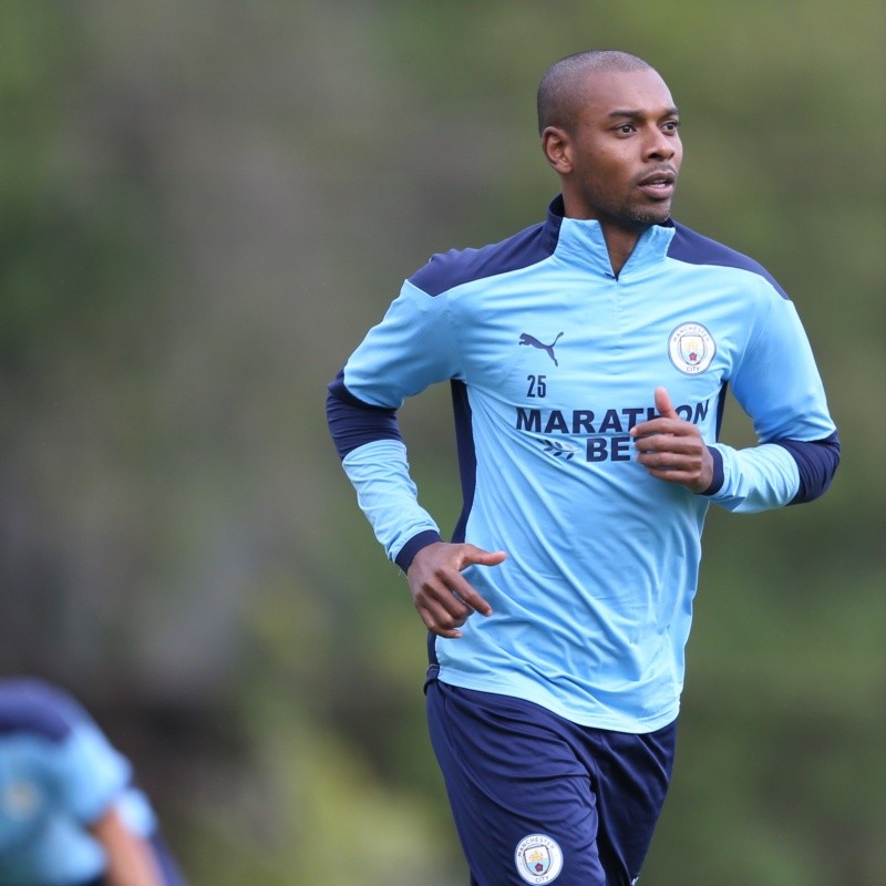 Em fim de contrato com o City, Fernandinho quer muito atuar com as cores de grande time do Brasil