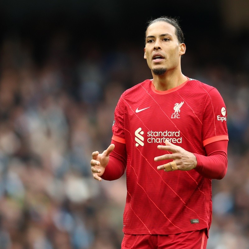 Liverpool manifesta interesse e Van Dijk pode formar dupla com badalado zagueiro brasileiro