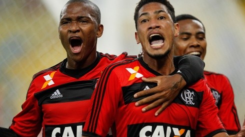 Flamengo v Vitoria - Brazilian Series A 2013