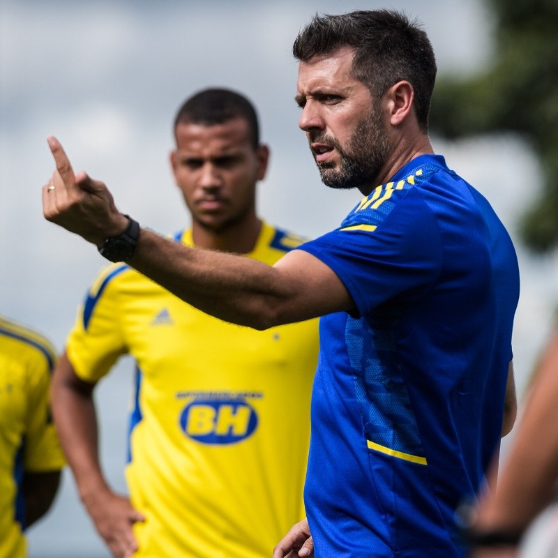 Renovou! Titular de Paulo Pezzolano tem contrato renovado