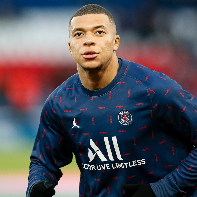 Mbappé se reúne com a família para discutir renovação com o PSG