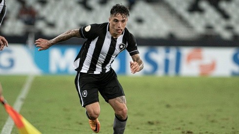 Saravia elogia momento e estilo de jogo do Botafogo (Foto: Jorge Rodrigues/AGIF)