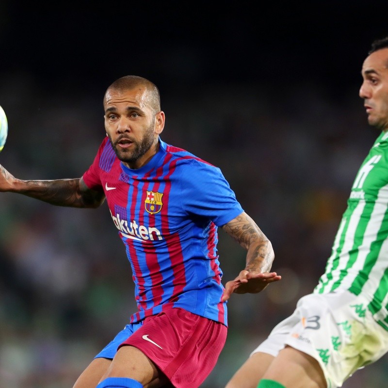 Futuro de Daniel Alves fica entre dois clubes