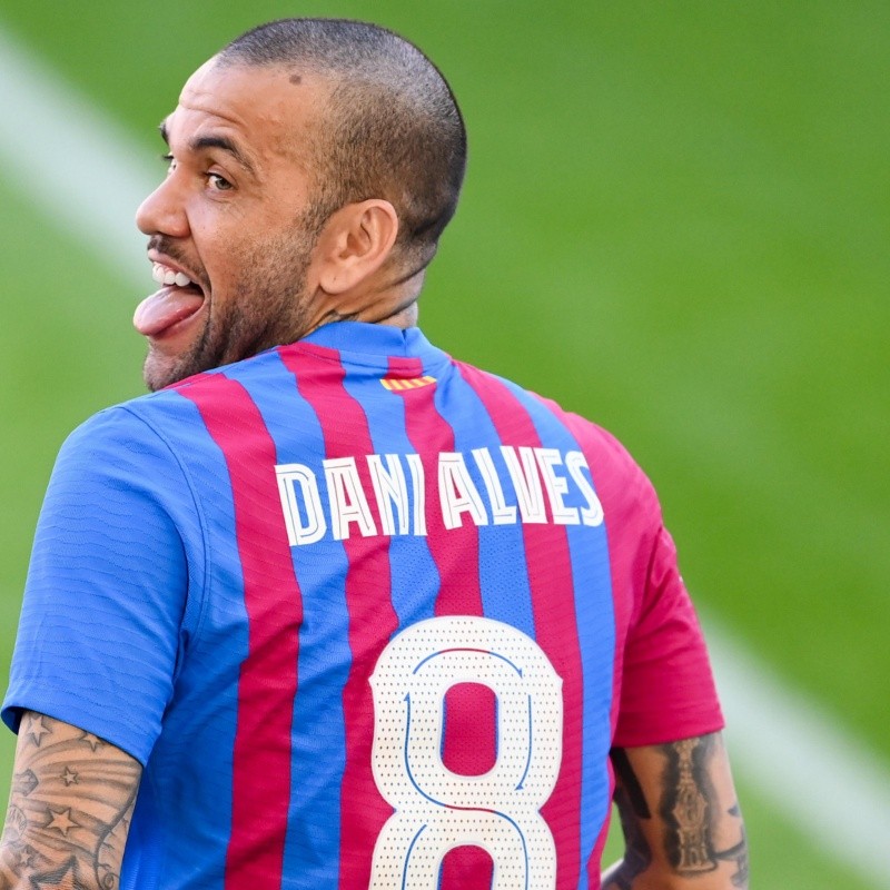 Em fim de contrato com o Barcelona, Daniel Alves está em vias de decidir o futuro