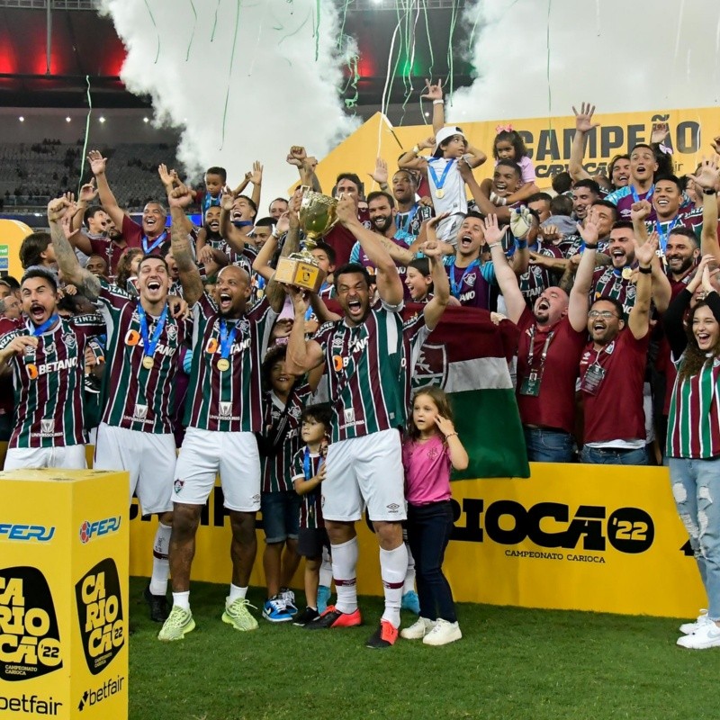 Jogadores do Fluminense recebem prêmios por campanha no Cariocão 2022