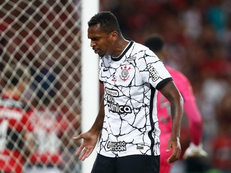Jô é flagrado em roda de samba durante derrota do Corinthians; diretoria se posiciona