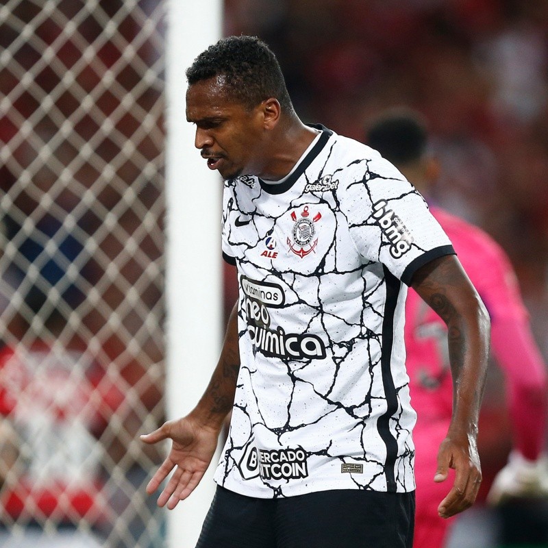 Jô é flagrado em roda de samba durante derrota do Corinthians; diretoria se posiciona