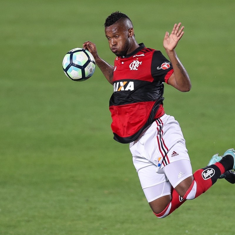 Ex-Flamengo, zagueiro Rafael Vaz é anunciado por clube da Serie A