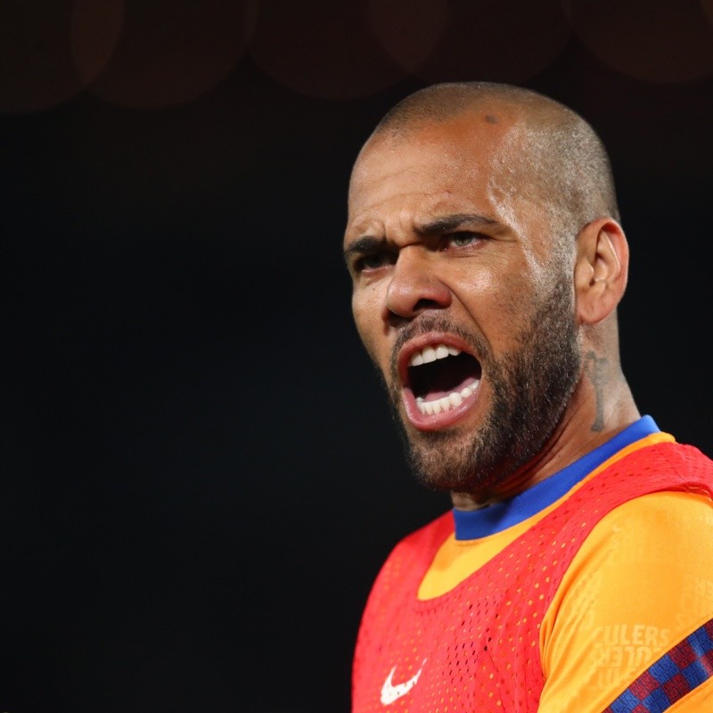 Gigante carioca pode dar 'chapéu' no Athletico PR e fechar com Daniel Alves, livre no mercado