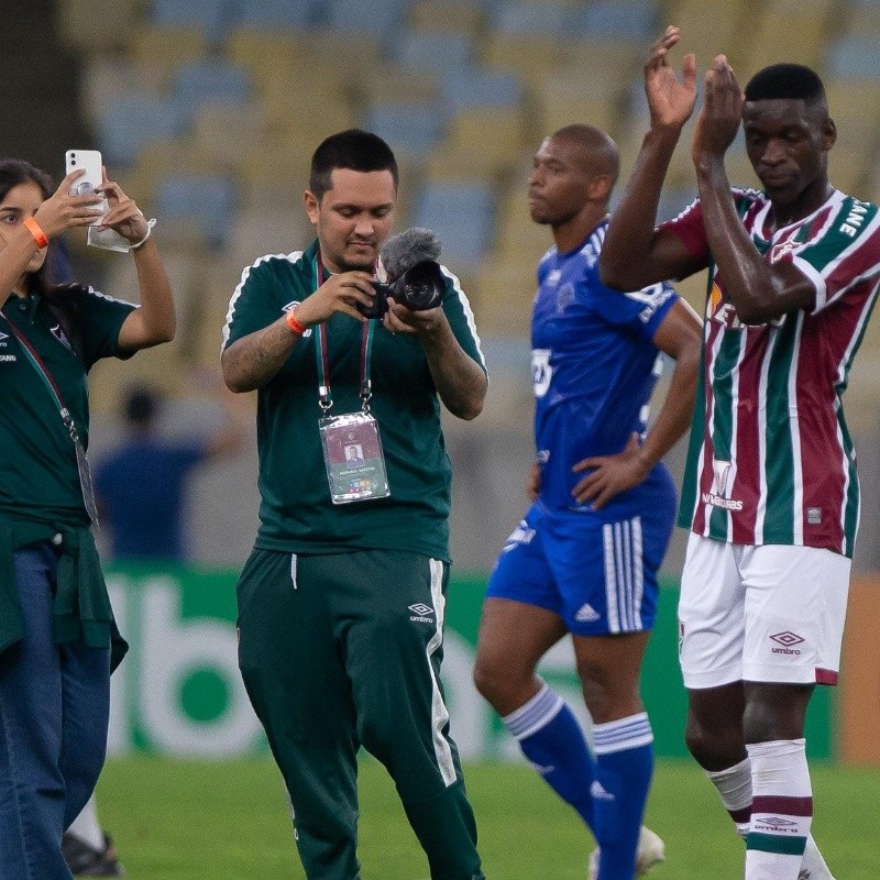 Atacante do Fluminense se despede do Maracanã aclamado e se emociona