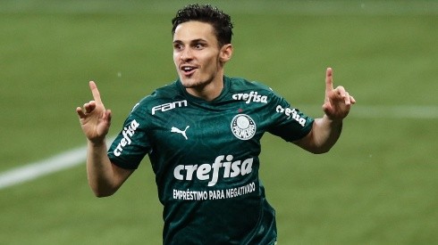 Raphael Veiga comemora gol com a camisa do Palmeiras (Foto: Getty Images)