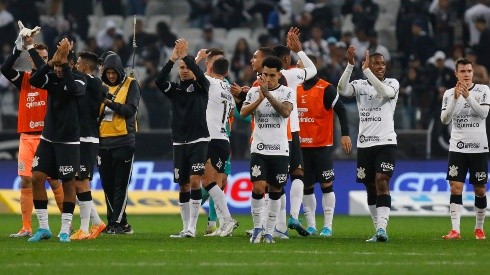 Jogadores do Corinthians saúdam a torcida após partida pelo Brasileirão (Foto: Getty Images)