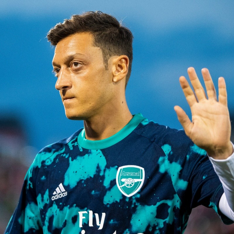 Especulado em Botafogo e Fluminense, Özil é anunciado por novo clube