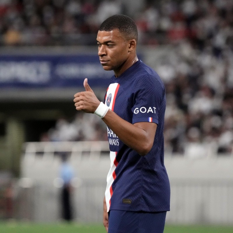 Mbappé toma forte bronca de jogador do PSG após desistir de lance que poderia resultar em gol do time francês