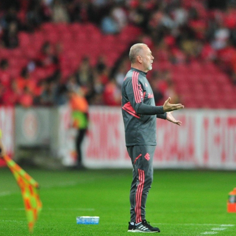 Após lance curioso contra o Internacional, Mano Menezes zomba da arbitragem