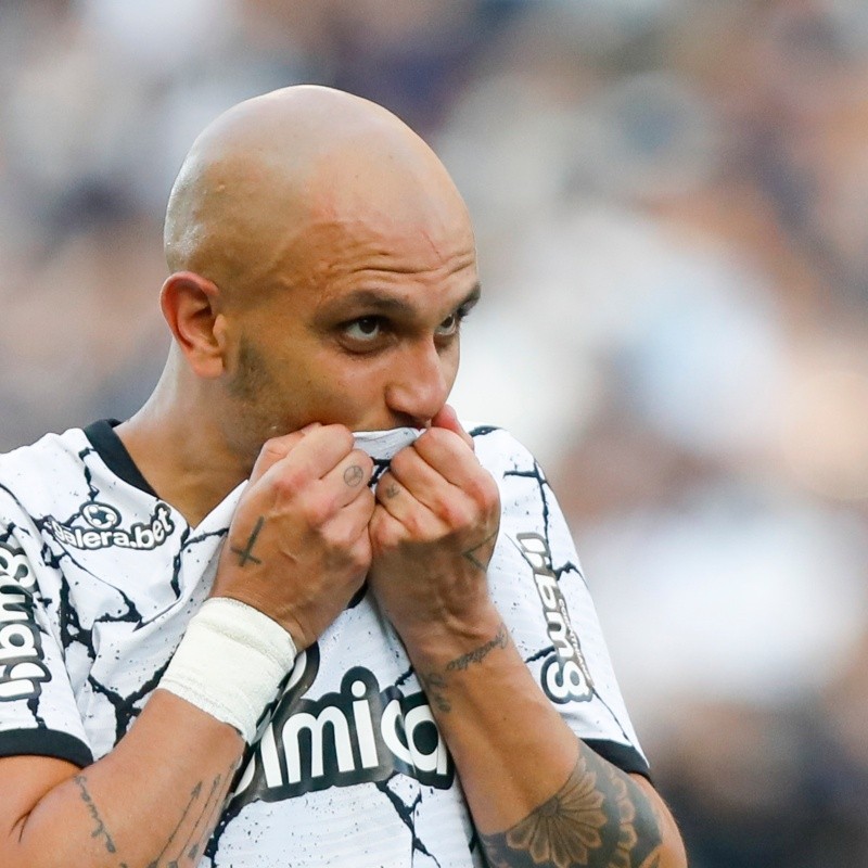 Fábio Santos pode deixar o Corinthians e acertar com outro gigante brasileiro