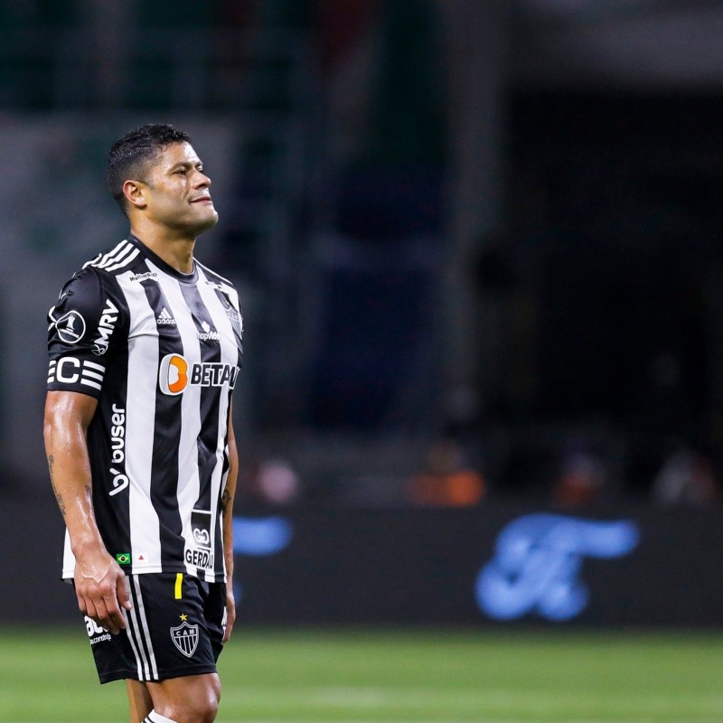 Em meio a protestos, Hulk desce do carro e "peita" torcida organizada do Atlético Mineiro; veja o vídeo