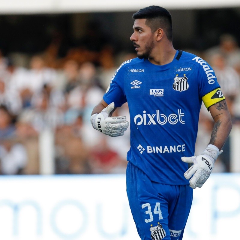 Na mira do Flamengo, goleiro João Paulo rejeita oferta de gigante europeu para seguir no Santos