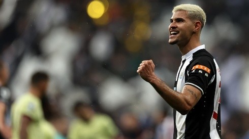 Bruno Guimarães 'promete' negociar empréstimo para jogar no Athletico-PR caso clube vá ao Mundial de Clubes (Foto: Ian MacN/Getty Images)