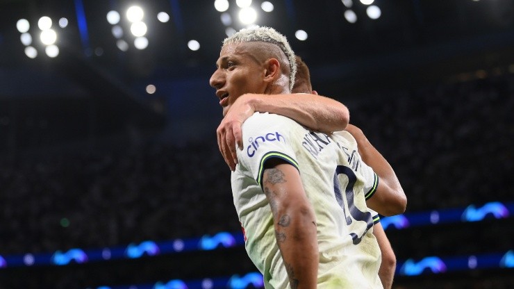 Richarlison se emocionou após marcar na estreia da Champions League