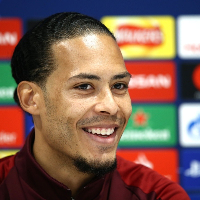 Van Dijk 'descarta' Messi e CR7 e elege o atacante mais difícil de se marcar