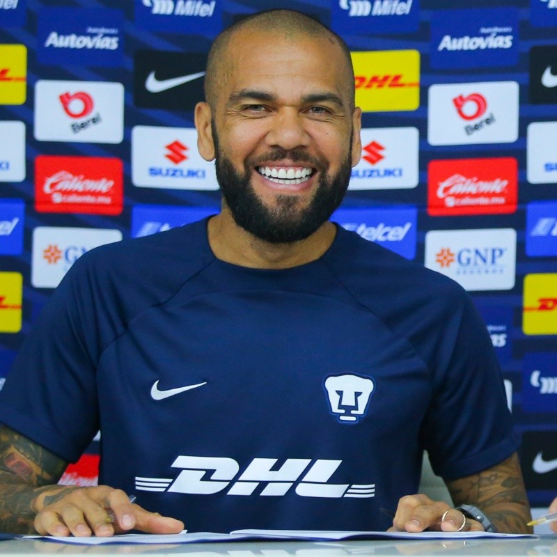 Daniel Alves surpreende e afirma que badalado atacante brasileiro é melhor do que Messi