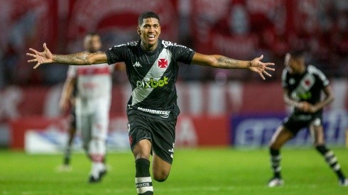 Volta de Raniel ao Santos vai render dinheiro ao Vasco (Foto: Daniel RAMALHO/CRVG)