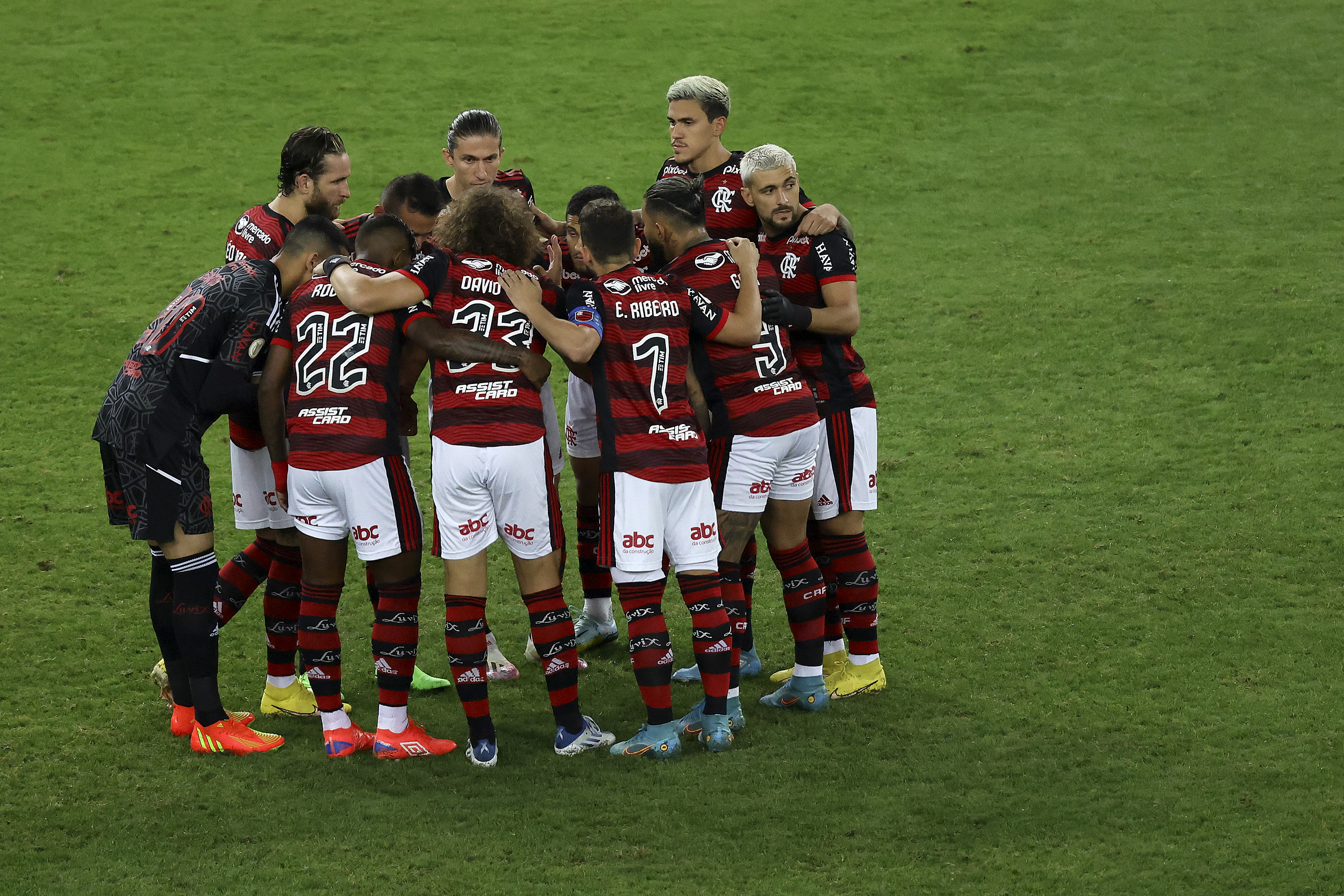 Pressão da torcida do Flamengo faz titular perder espaço e acordo com Atlético MG pode acontecer